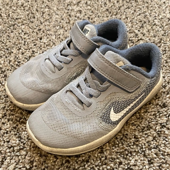 toddler boy gray nike shoes